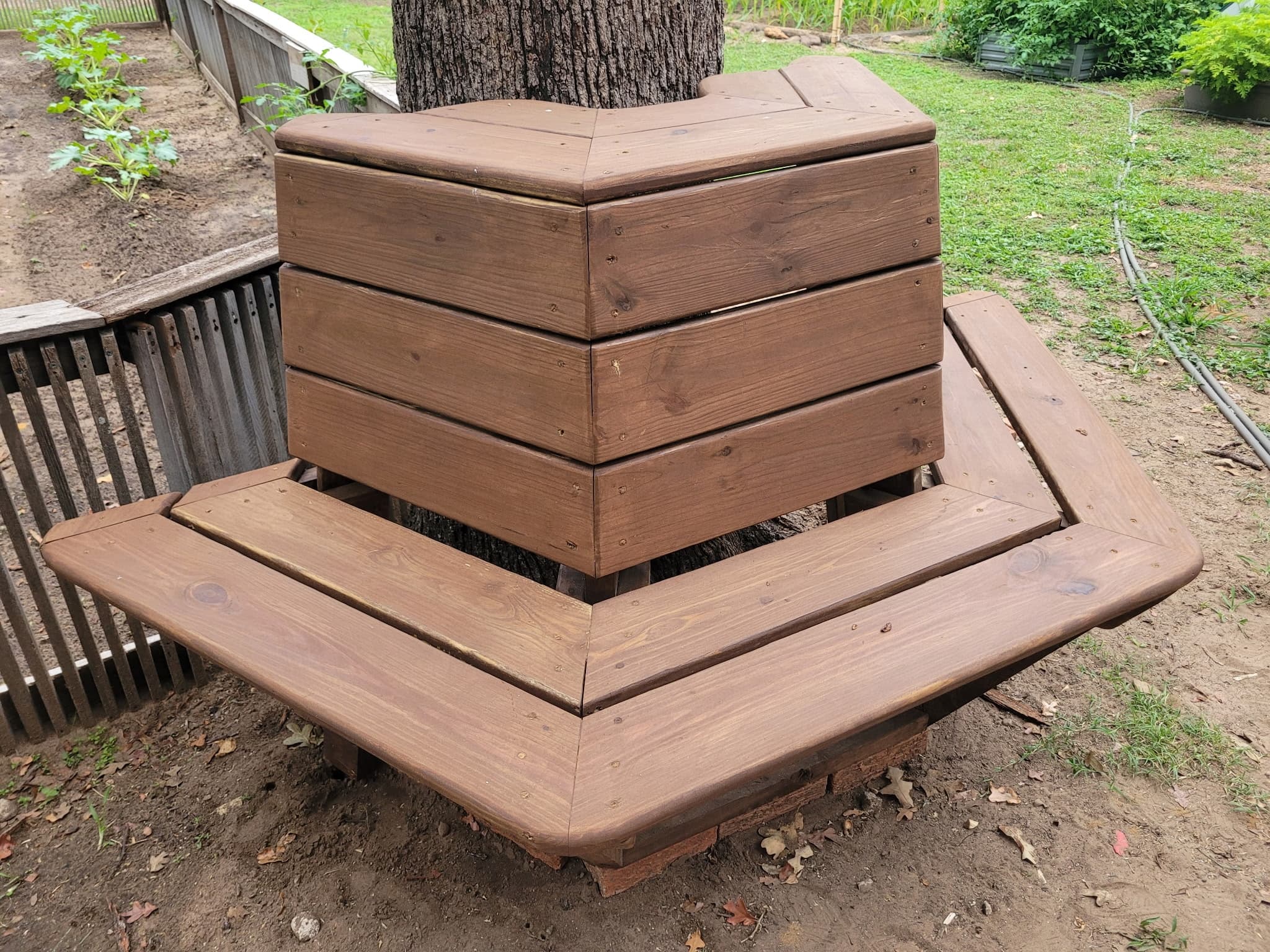 Tree-Wrap Deck Bench — photo 2